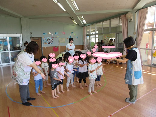 英語の歌に合わせて踊る3歳児