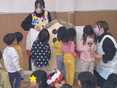 2歳児も福笑いを楽しみました