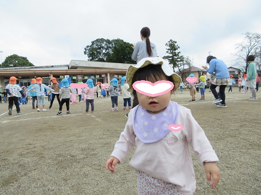 子どもたちのダンスに喜ぶ0歳児