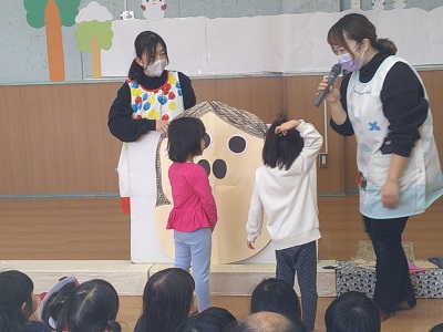 誕生日のお楽しみ会は、福笑いです。