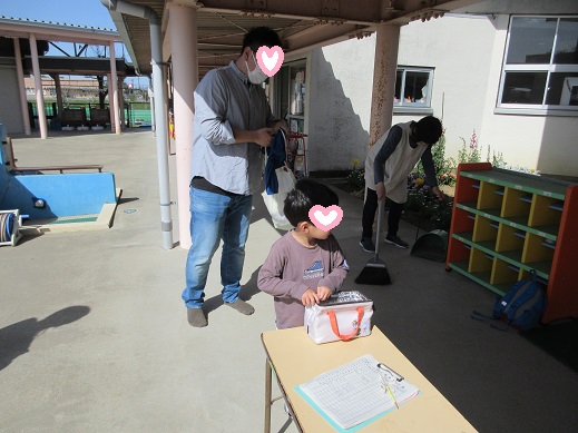 登所すると同時にお弁当を開けよいうとする4歳児