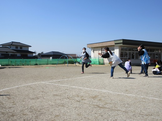 すみれ組の先生が頑張って走っていました。