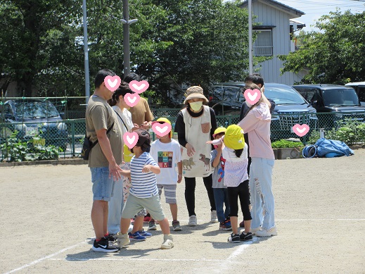 円陣を組んで『まけないぞ』と気合を入れる親子の様子