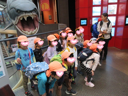 シーラカンスの前で記念写真のポーズ