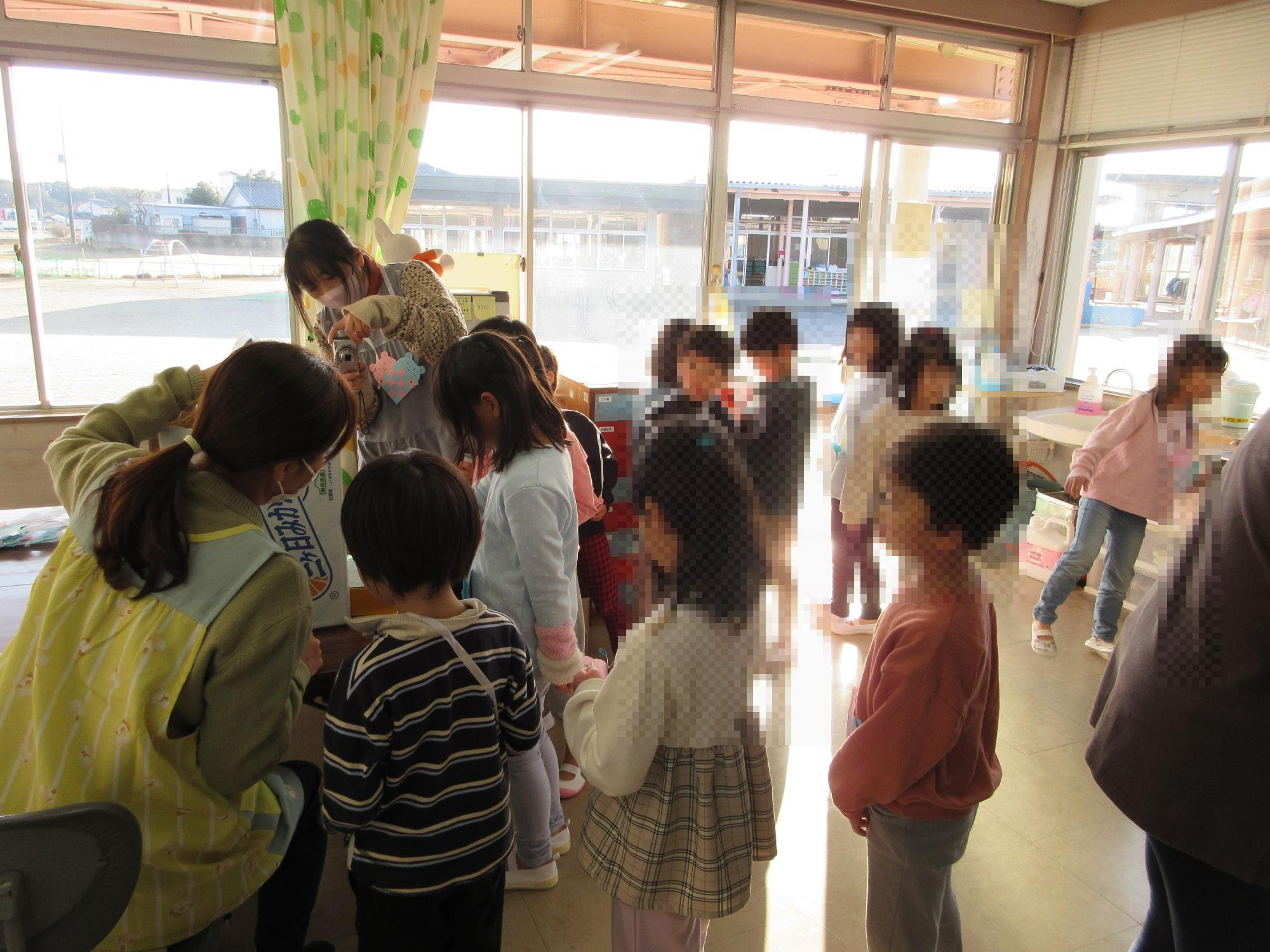 ATMからお金をおろすすみれ組