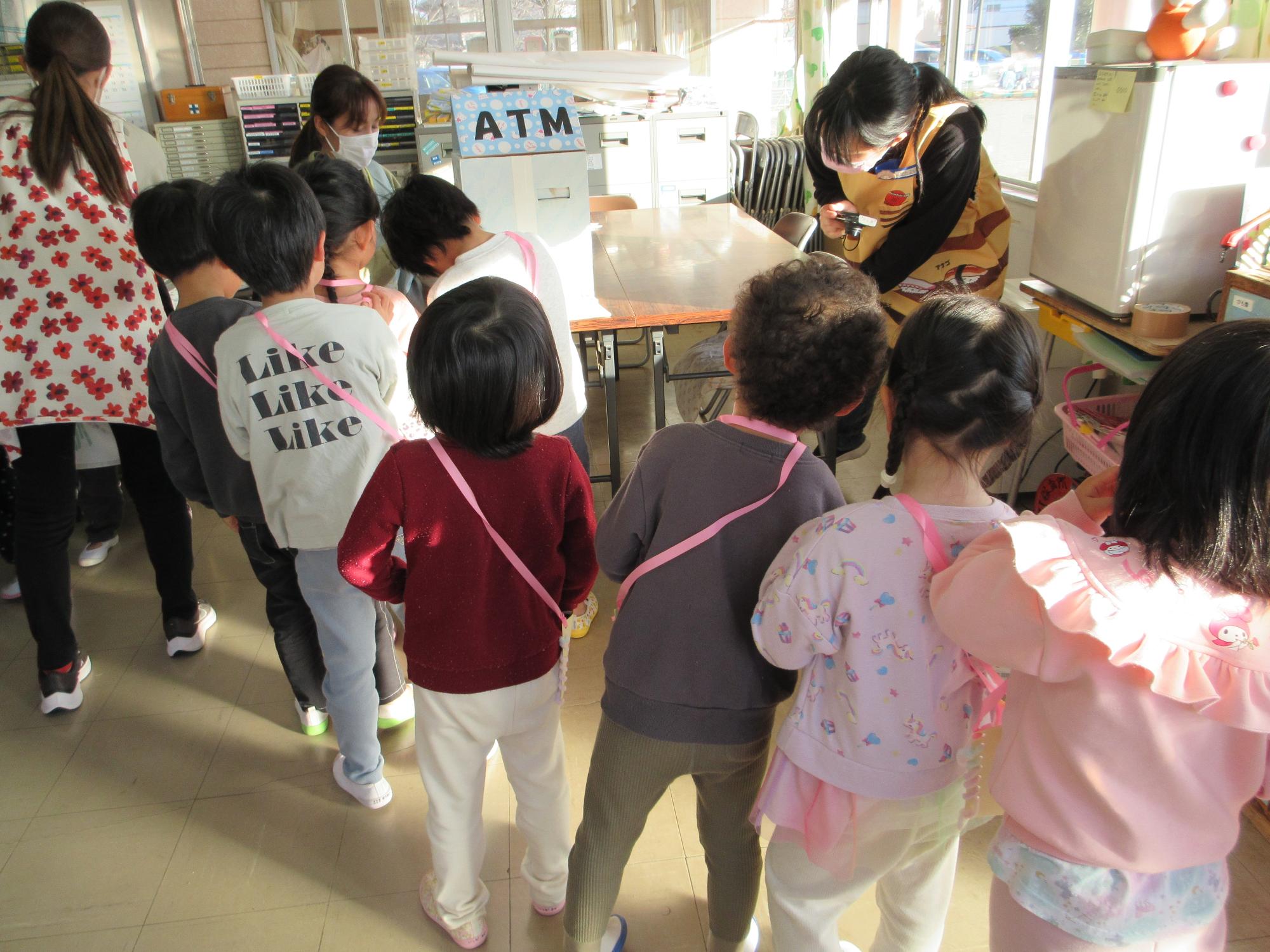 ATMからお金をおろすさくら組