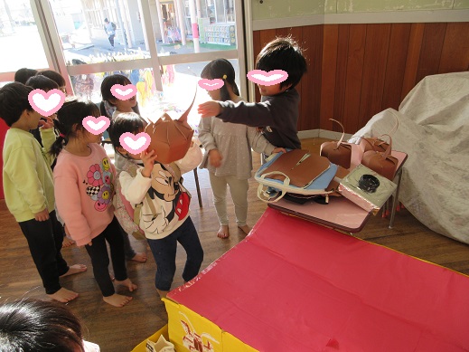 ゴキブリに変身してゴキブリホイホイに入る子どもたち