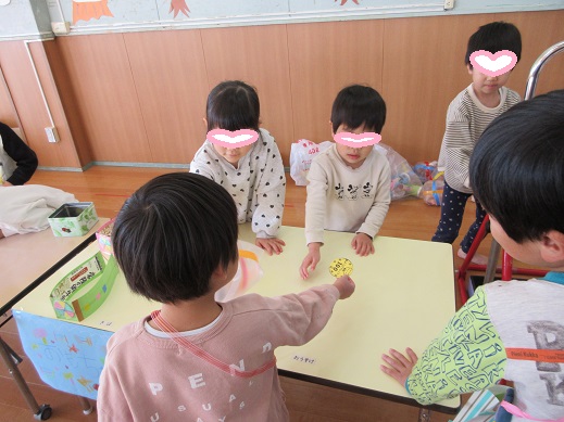 置物のやり取りを楽しむ子どもたち