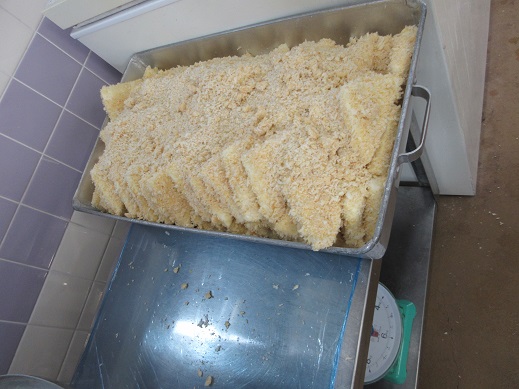 はんぺんにパン粉をまぶし、油で揚げる準備