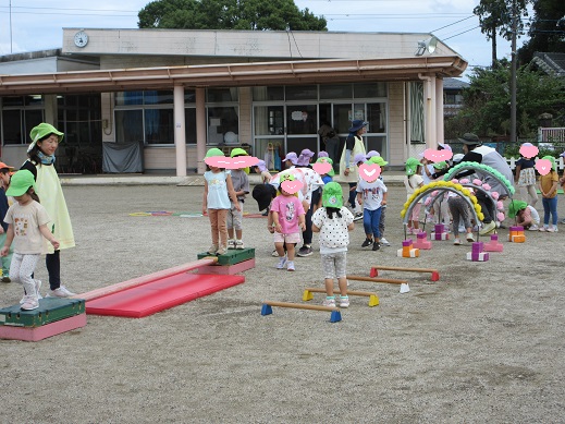一本橋や小さなハードルを跳ぶ3歳児
