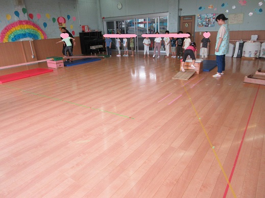 跳び箱やはしごを渡る5歳児