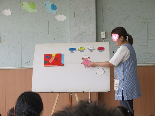 色を混ぜてひつじの洋服を作るマシーンのパネルシアターの様子