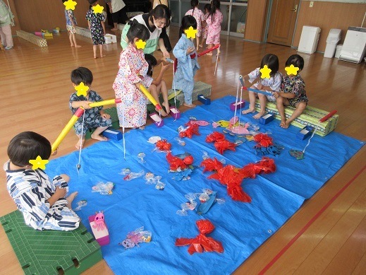 魚釣りゲームを楽しむ様子