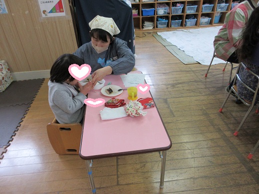 クラシックを聴きながら、ゆったりと食べているところ