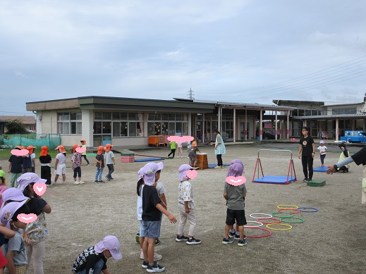 フープを跳ぶ4歳児