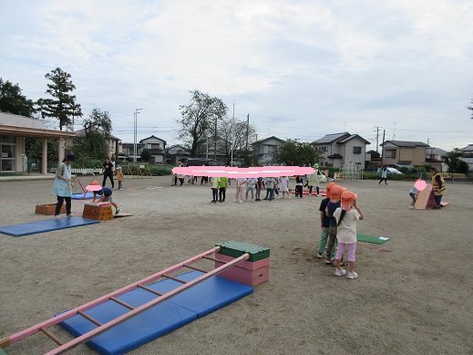 跳び箱に挑戦する5歳児