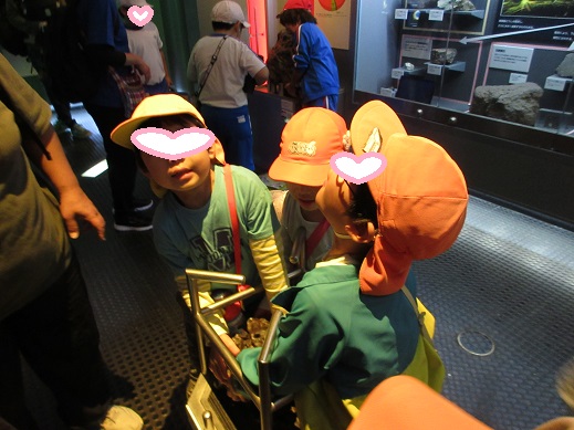 隕石を持ち上げようとする様子