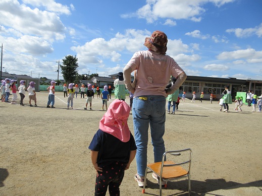 3歳以上児の体操を一緒に楽しむ1歳児