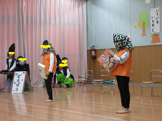 寿限無の言葉遊びを披露するどろぼう役の5歳児