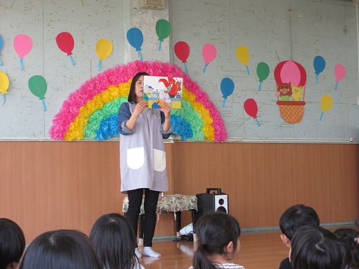 火災の紙芝居を真剣に見る子どもたち