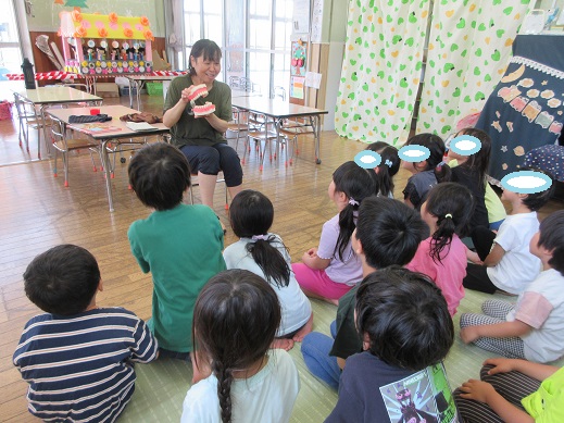 食育の日に噛むことの大切さの話を聞いている場面