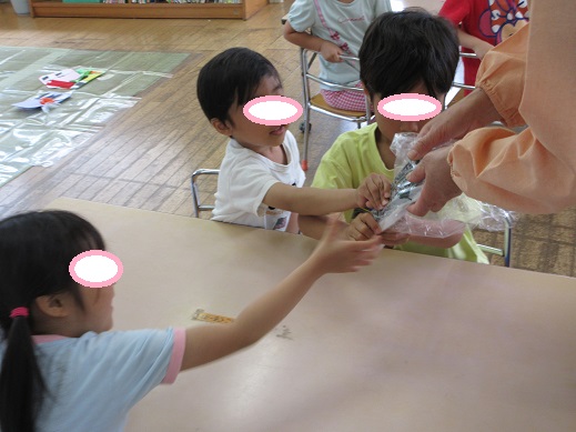 乾燥こぶの感触を味わう様子