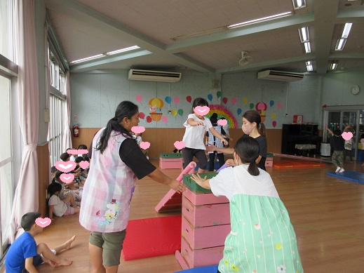 高さ80センチの上り板に挑戦する5歳児