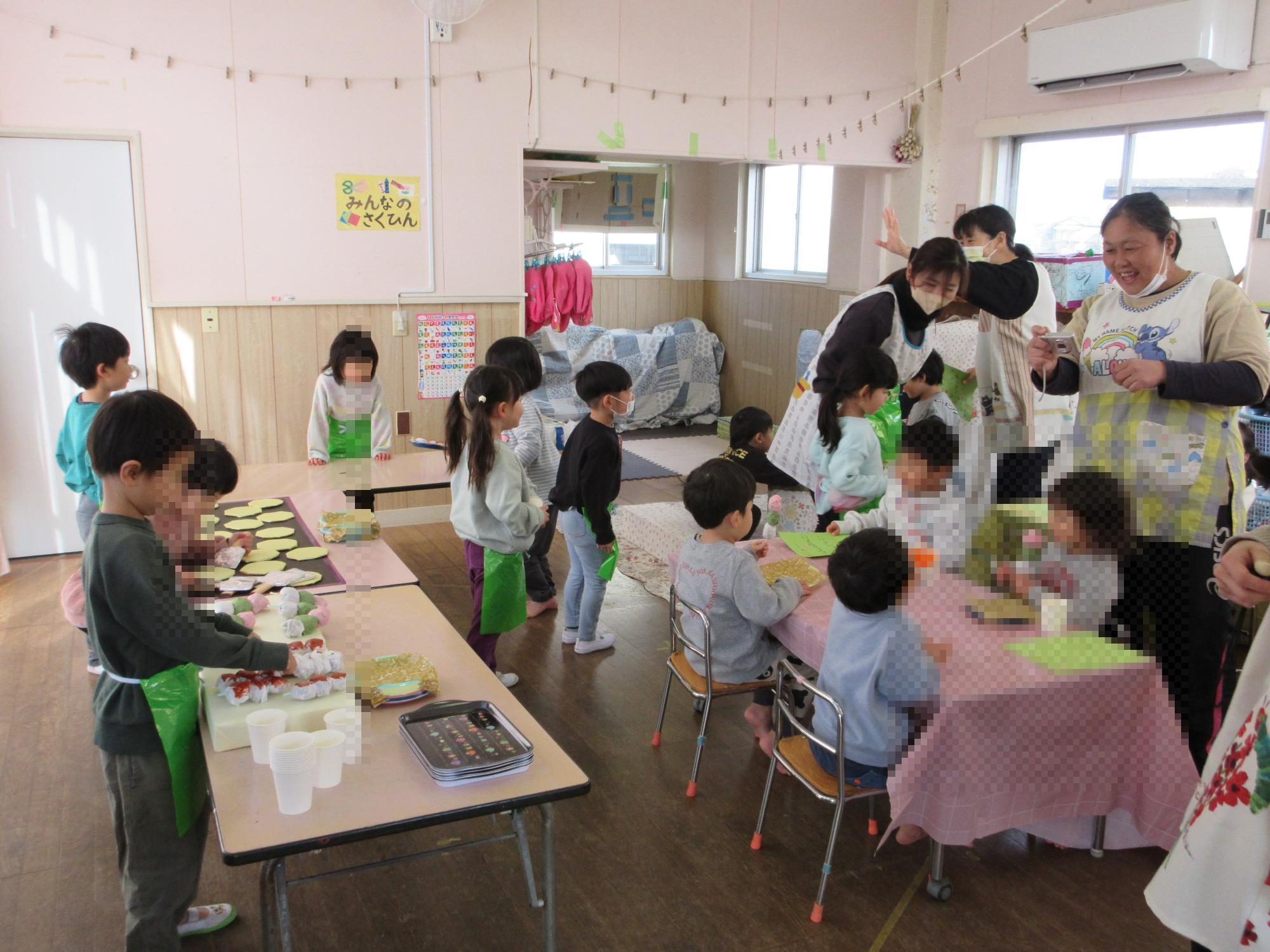和カフェを楽しむさくら組とゆり組