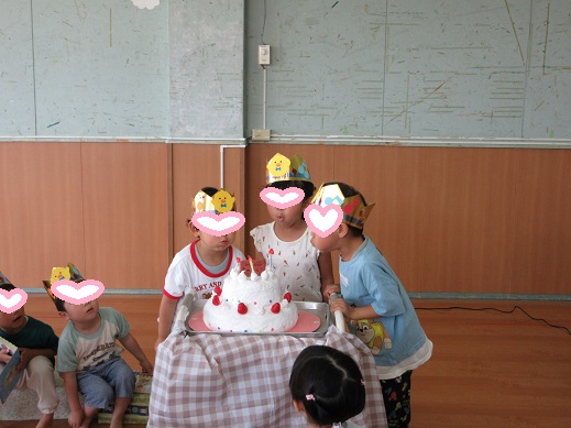 ケーキのロウソクを吹き消す様子