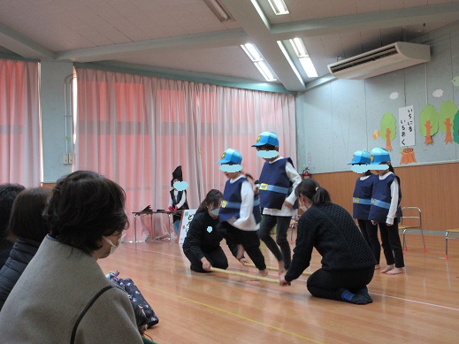 竹踊りに挑戦する警察役の5歳児