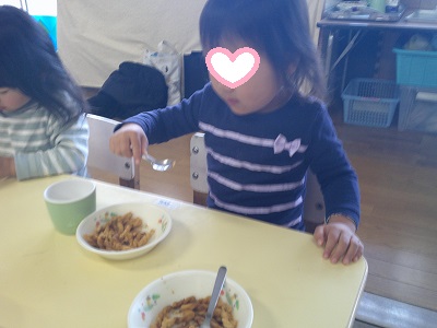 マカロニきな粉を美味しそうに食べるもも組