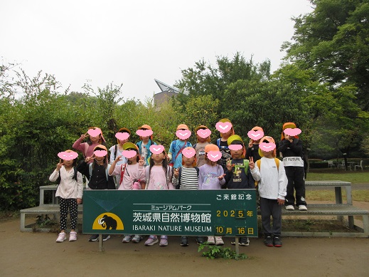 博物館をバックに記念写真