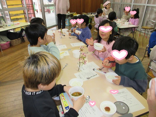 次々と出てくるお料理を味わって食べていました。