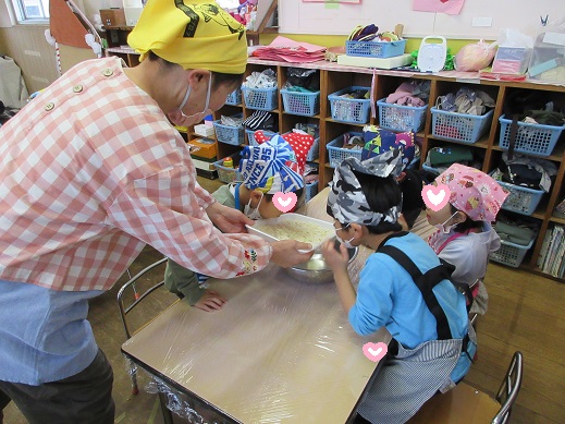 米麹の匂いを嗅ぐ4歳児