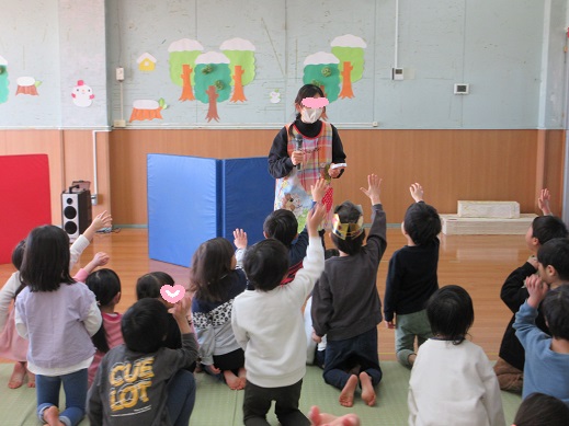 物当てクイズを楽しむ子どもたち