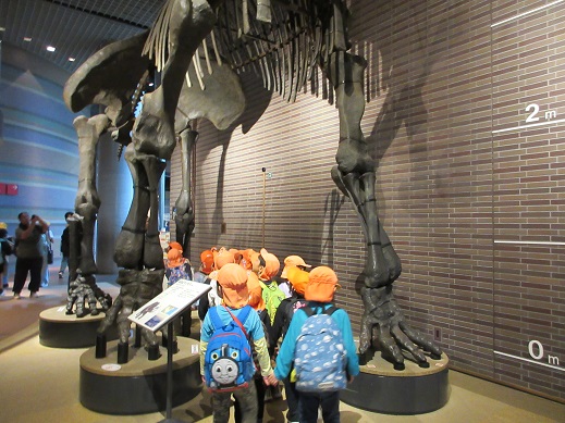 大きな恐竜の下をくぐって行く様子