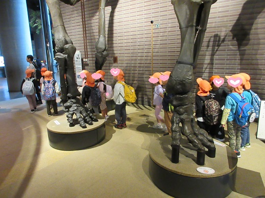 大きな恐竜の下をくぐって行く様子。