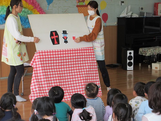 お化けマンションのパネルシアターを楽しむ様子