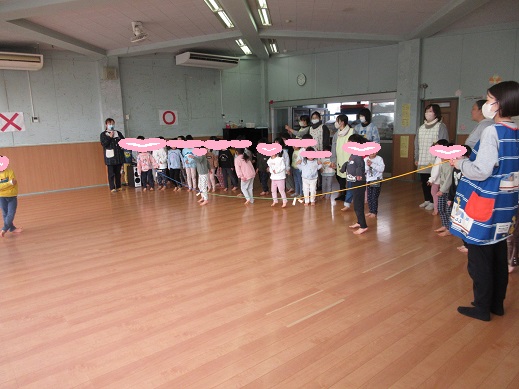 ○×ゲームを楽しむ様子