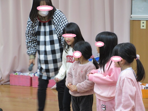 ばつげーむで、恥ずかし気に笑う子どもたち
