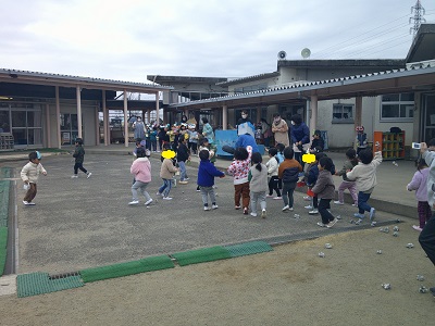 青鬼が金棒を持ち現れ、「おにはそと」と新聞紙を丸めて作った豆で戦いました。