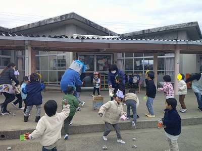 「おにはそと ふくはうち」と言いながら必死に新聞紙の豆を鬼に当てました。