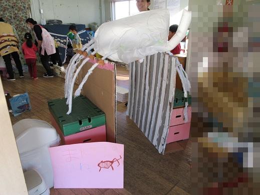 ミュージアムパークの入り口のマンモスをイメージし、マンモスをくぐり入れるように考えて作った迫力ある入り口