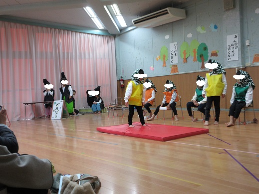 側転や馬跳びを披露する5歳児