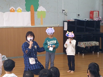 4歳児は、絵の具の付いたビー玉を転がし、もようをつけた升とメガネ付きのお面を紹介してくれました。