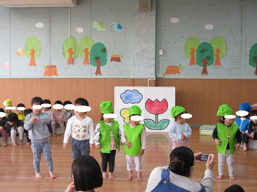 小さいクラスの友だちに教えてあげる3歳児