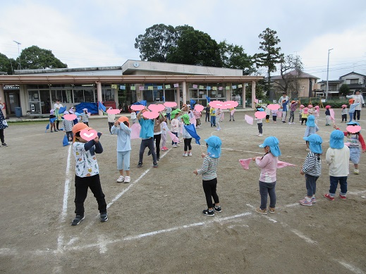 フラックを持ち踊る2歳児