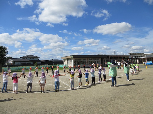 全クラスで体操