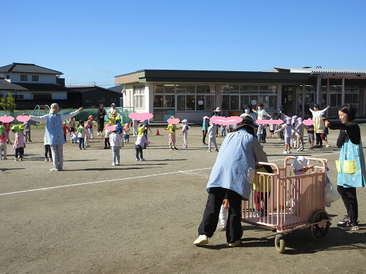全クラスで体操を楽しむ様子