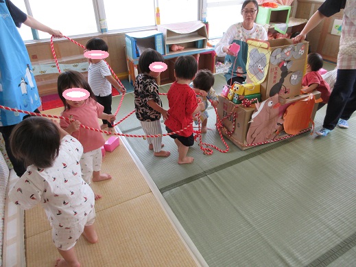 大きい友だちのお神輿を模倣して段ボール神輿を引っ張るばら組